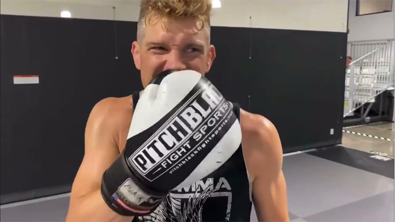 Μαχητής MMA εναντίον 35 παιδιών