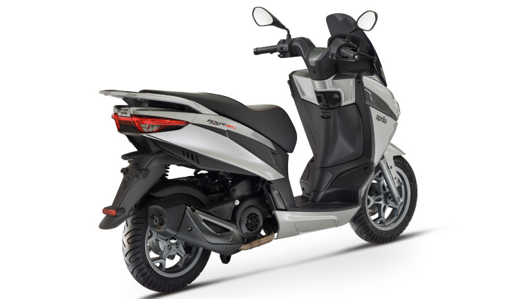 Σε τέσσερα χρώματα είναι διαθέσιμο το SXR50, σε απλό λευκό και γκρι και με γραφικά σε κόκκινο και μαύρο.