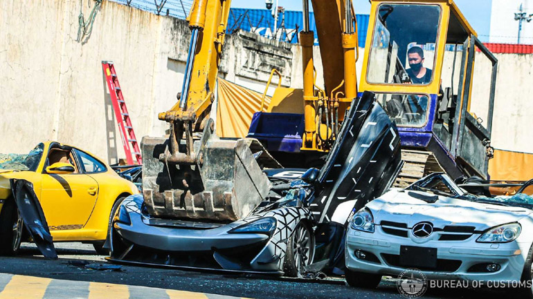 Εκσκαφέας διαλύει supercars!