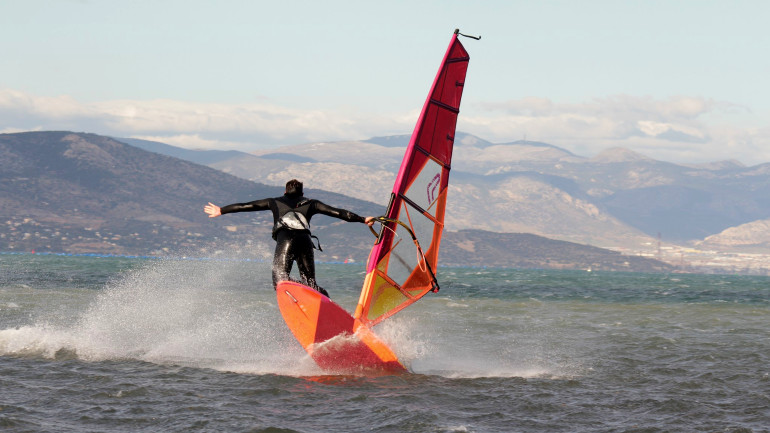 Ακροβατικό windsurf κάπου στα Μέγαρα... ζήλεψα λίγο το παραδέχομαι...