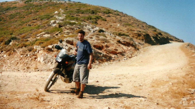 Hard Copy φωτογραφία με το Kawasaki KLE του σε κάποιο βουνό της Εύβοιας.