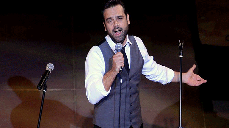 Ο Δώρος Δημοσθένους live στο ανοιχτό θέατρο Κολωνού