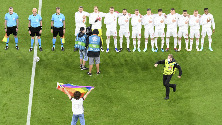 Γερμανία-Ουγγαρία: Θεατής μπήκε στο γήπεδο με σημαία ουράνιου τόξου