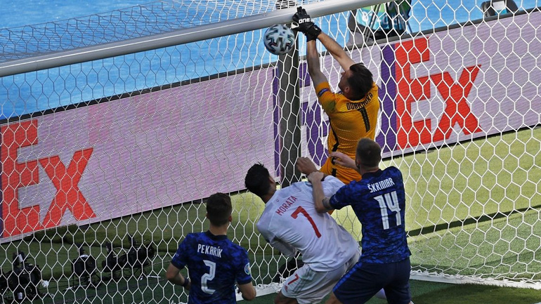 Ο τερματοφύλακας της Σλοβακίας πέτυχε το αυτογκόλ της χρονιάς με… καρφί που θύμισε βολεϊμπολίστα