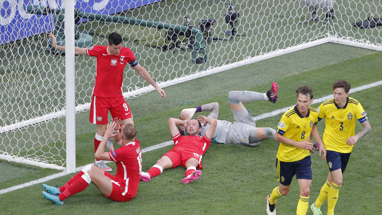 Απίστευτο: Διπλό δοκάρι του Λεβαντόφσκι στην ίδια φάση!