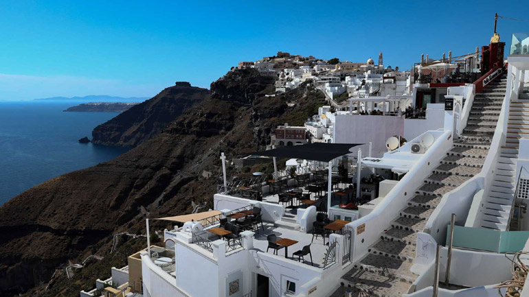 Daily Mail: Η Ελλάδα μπαίνει στην πράσινη λίστα για τους Βρετανούς τουρίστες