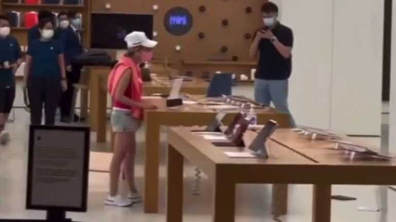 Γυναίκα καταστρέφει προϊόντα της Apple επειδή δεν την εξυπηρέτησαν