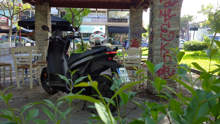 Επιθετικό το πίσω LED φωτιστικό σώμα, ενώ πολύ χρήσιμες είναι οι λαβές για τον συνεπιβάτη.