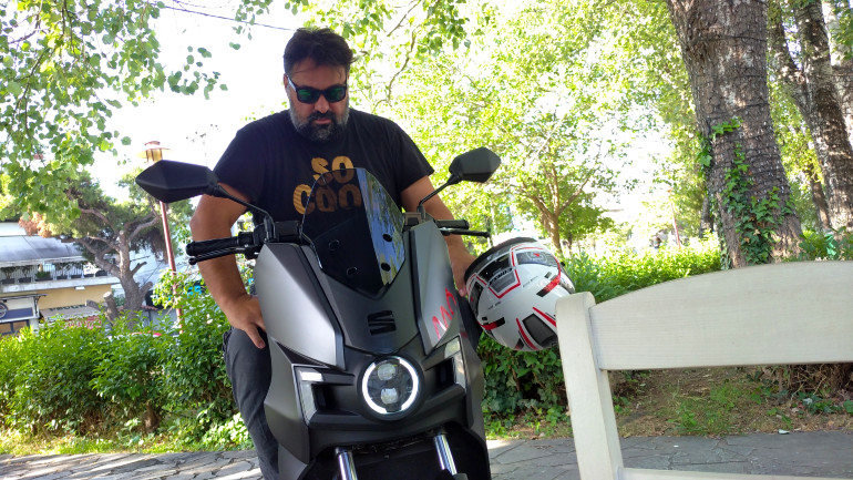 Το LED φωτιστικό σώμα διαθέτει και DRL φώτα ημέρας.