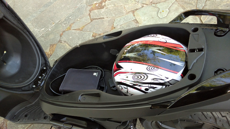 Ο αποθηκευτικός χώρος είναι μεγάλος για ένα full face κράνος και ένα jet κράνος.