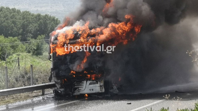 Νταλίκα τυλίχθηκε στις φλόγες στην Εγνατία Οδό έξω από τη Βέροια – Κλειστό το ρεύμα προς Θεσσαλονίκη