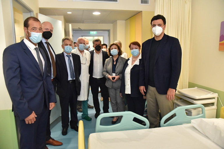 Ο Εμμανουήλ Παπασάββας, Κοινός Διοικητής των Διασυνδεόμενων Παιδιατρικών Νοσοκομείων, ο Γιαν Κάρας, Διευθύνων Σύμβουλος ΟΠΑΠ, ο Αθανάσιος Μπίνης, Πρόεδρος Διοικητικού Συμβουλίου του «Παναγιώτης & Αγλαΐα Κυριακού», ο Αντώνιος Στεφανίδης, Συντονιστής Διευθυντής Ουρολογικού Τμήματος του Παιδιατρικού Νοσοκομείου «Η Αγία Σοφία», ο Οδυσσέας Χριστοφόρου, Αναπληρωτής Διευθύνων Σύμβουλος ΟΠΑΠ, η Ευφροσύνη Βλαχιώτη, Διευθύντρια Νοσηλευτικής Υπηρεσίας του «Αγία Σοφία», η Μαρία Γέραλη, Διευθύντρια Νοσηλευτικής Υπηρεσίας του «Παναγιώτης & Αγλαΐα Κυριακού», ο Βασίλης Κικίλιας, Υπουργός Υγείας