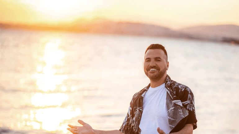 Λορέντζος Γκρέτσας: Nέο τραγούδι με τίτλο «Στην Ανατολή σε ψάχνω»