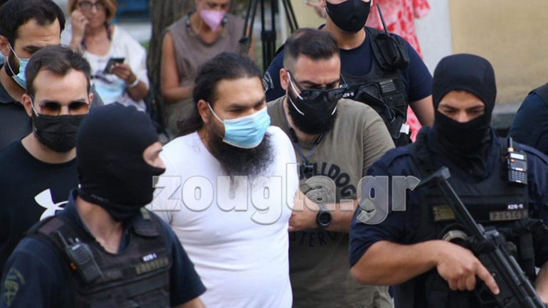 Στην Ευελπίδων ο ιερέας που έριξε βιτριόλι κατά μητροπολιτών στη Μονή Πετράκη