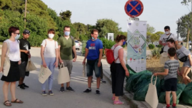 Θεσσαλονίκη: Απορρίμματα συγκέντρωσαν εθελοντές στην παραλία της Αρετσούς