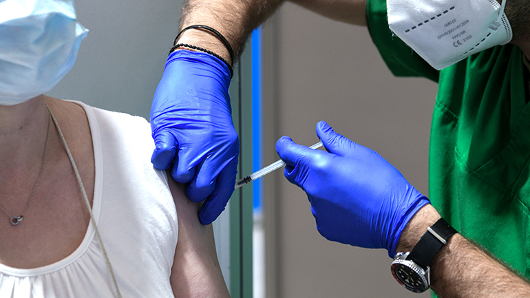 “Τα εμβόλια SARS-CoV-2 προκαλούν θρομβωτική θρομβοπενία”