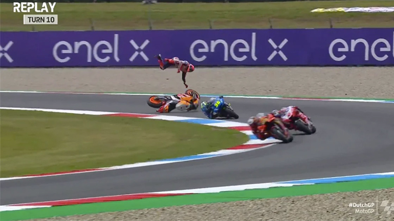 MotoGP Ολλανδίας: Η τρομακτική πτώση του Marc Marquez