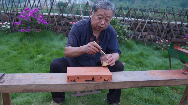 Άνδρας κατασκευάζει παραδοσιακές κινέζικες καρέκλες