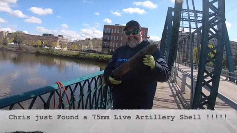 Άνδρας ψάρεψε βλήμα πυροβολικού