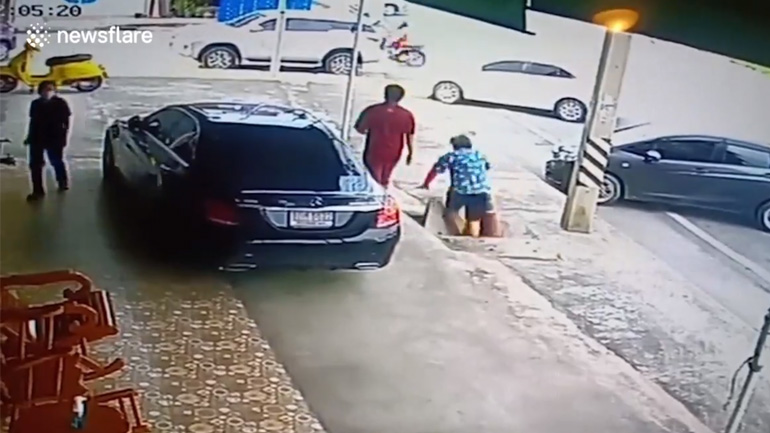 Άνδρας πέφτει σε φρεάτιο (Ταϊλάνδη)