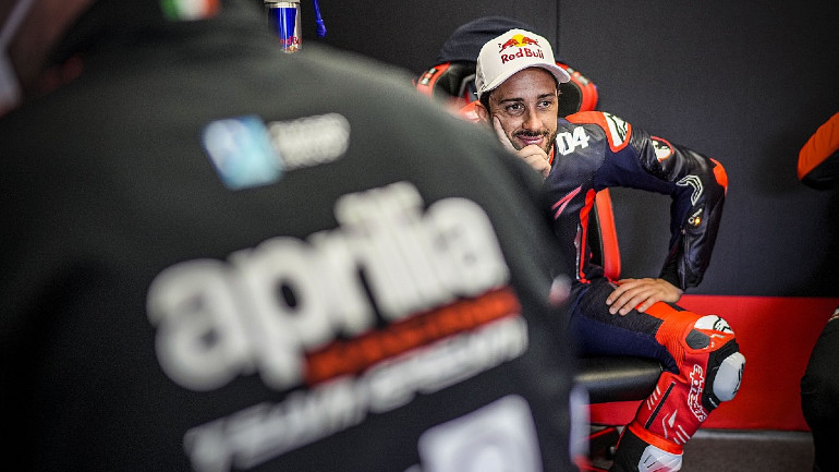 Τα χαμόγελα δε λείπουν στο γκαράζ της Aprilia.