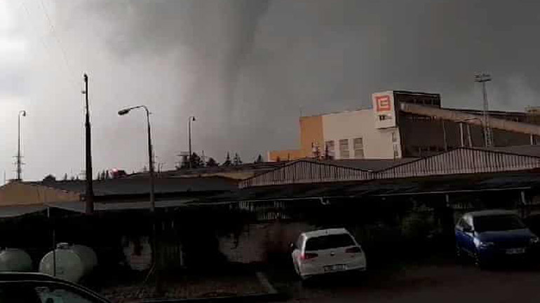 Ισχυρός ανεμοστρόβιλος προκάλεσε νεκρούς, τραυματίες και καταστροφές στην Τσεχία