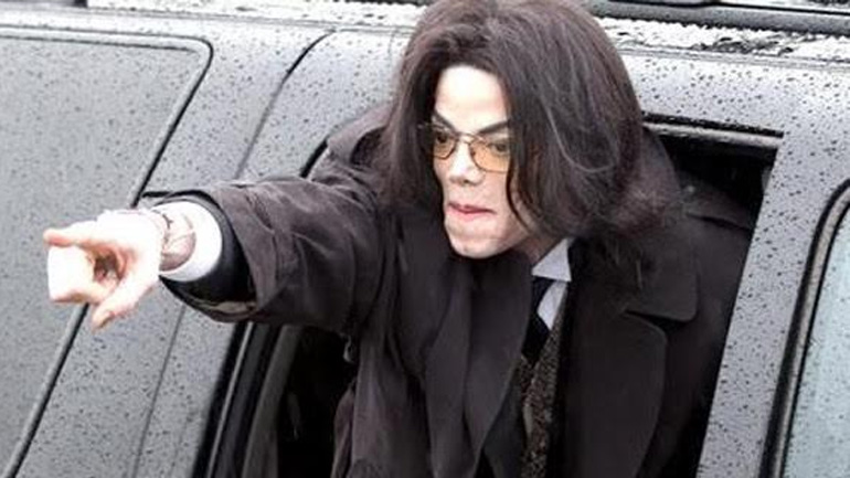 Ο ανθρωπος ξωτικό παρέα με ζώα ξωτικά