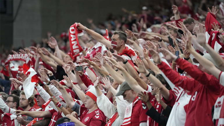 Θετικοί στον κορωνοϊό 13 οπαδοί της Δανίας που βρέθηκαν στο Πάρκεν