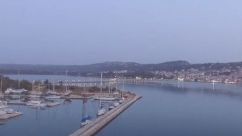 Πτήση με drone πάνω από το πανέμορφο λιμάνι του Αργοστολίου