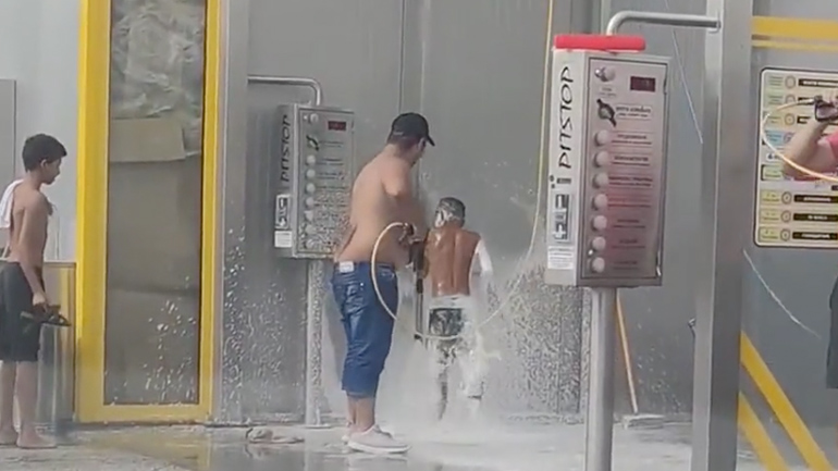 Παιδιά, ελάτε να πλύνω και εσάς!