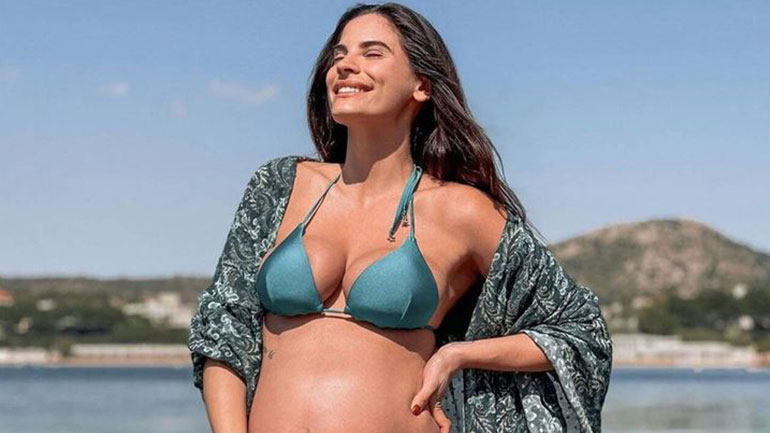 H Χριστίνα Μπόμπα ποζάρει για πρώτη φορά αγκαλιά με τις νεογέννητες κόρες της