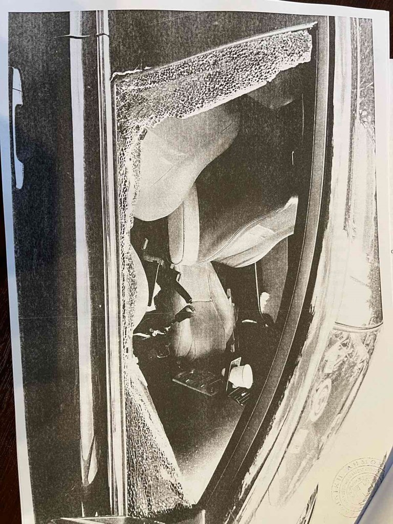 Σπασμένο τζάμι αυτοκινήτου από τους δράστες 