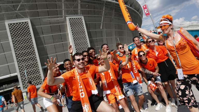 Η UEFA απαγόρευσε τις σημαίες στα χρώματα του ουράνιου τόξου από την «Πούσκας Αρένα» και τις fan zone