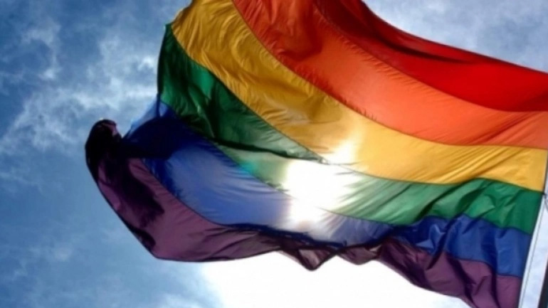 Euro 2020: Η UEFA διαψεύδει τα περί απαγόρευσης σημαιών στα χρώματα του ουράνιου τόξου στην «Πούσκας Αρένα»