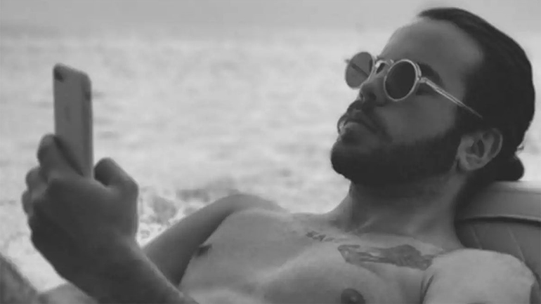 Μάκης Παντζόπουλος: Διακοπές στην Άνδρο με τον Άγγελο Λάτσιο