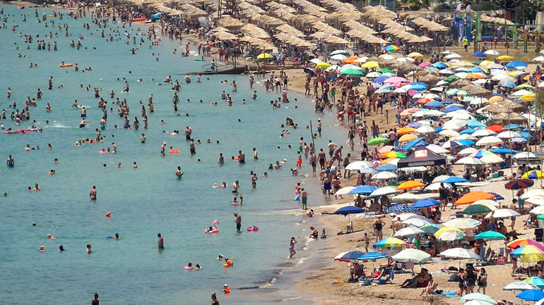 Πλημμύρισαν από κόσμο οι παραλίες