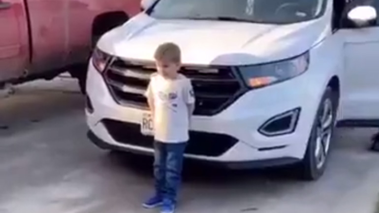 Μικρό αγόρι τρέχει να πάρει το δώρο του