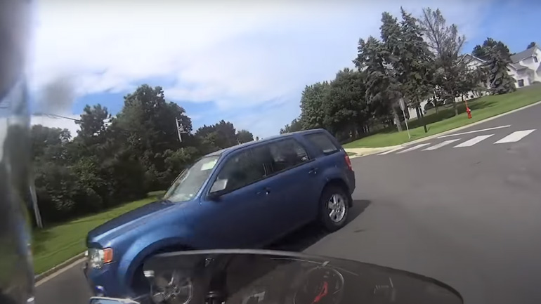 Aυτοκινητιστής απολογείται που «πετάχτηκε» μπροστά σε μοτοσικλετιστή