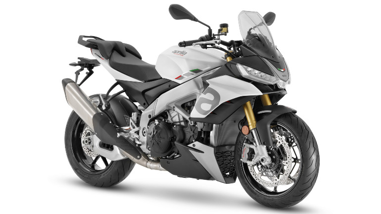 Από τη λίστα αξεσουάρ της Aprilia μπορείς να δώσεις στο Tuono σου και τουριστικό χαρακτήρα.