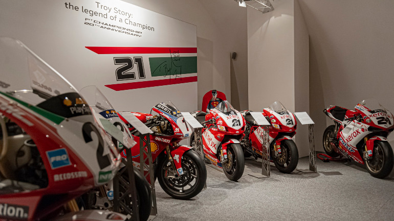 Ο θρύλος Troy Bayliss στο Μουσείο της Ducati