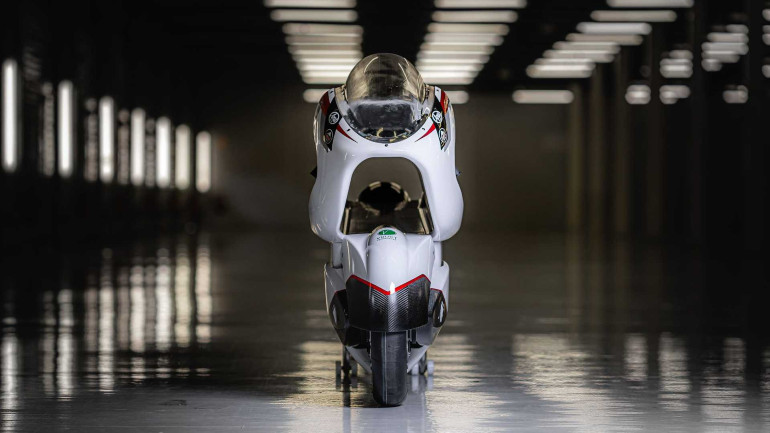 Η αεροδυναμική σήραγγα βοηθάει πολύ στην παραγωγή κάθετης δύναμης.