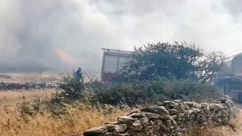 Πάρος: Συνεχίζεται η μεγάλη πυροσβεστική επιχείρηση για την κατάσβεση της πυρκαγιάς