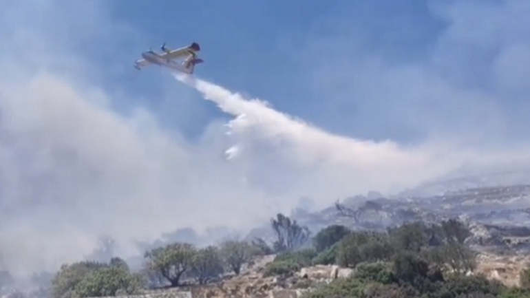 Μάχη με τις αναζωπυρώσεις στην Πάρο – Ενισχύονται οι πυροσβεστικές δυνάμεις