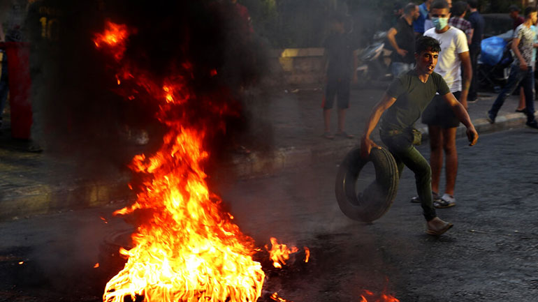 Λίβανος: Αποκλεισμοί δρόμων την παραμονή της αύξησης στις τιμές των καυσίμων Λίβανος: Αποκλεισμοί δρόμων την παραμονή της αύξησης στις τιμές των καυσίμων