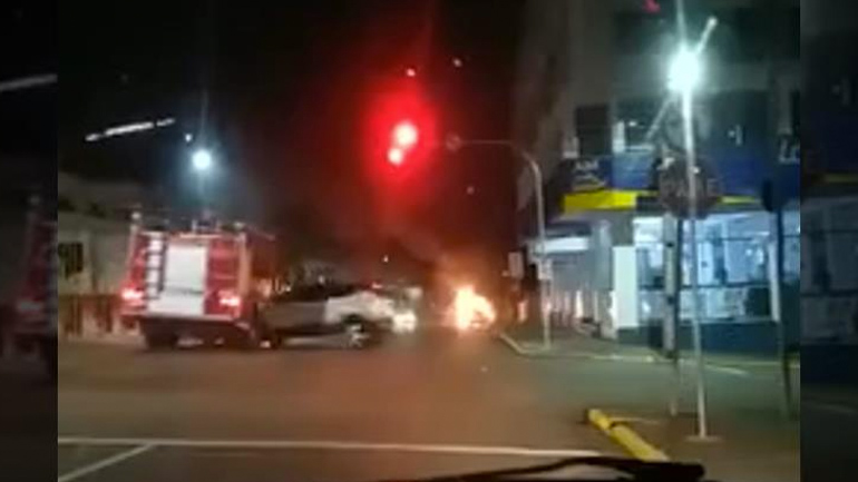 Αυτοκίνητο συγκρούεται με πυροσβεστικό όχημα