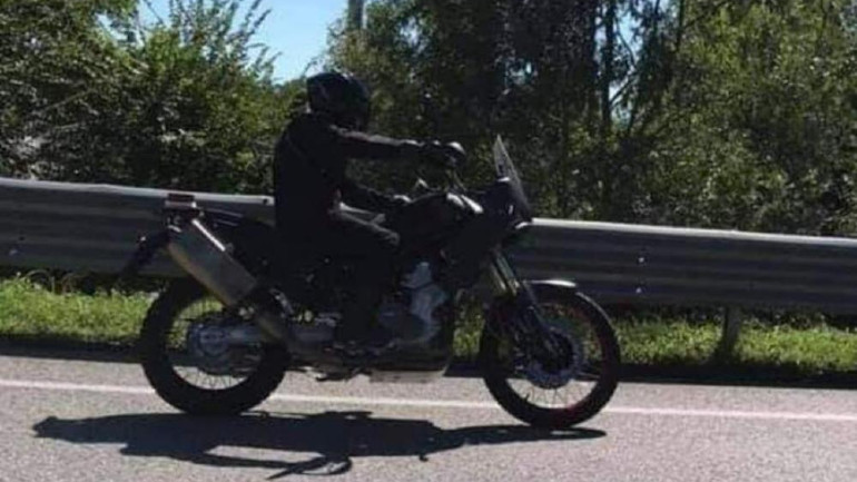 Από τις κατασκοπικές εικόνες που έχουν κυκλοφορήσει φαίνεται ξεκάθαρα ο χωμάτινος προσανατολισμός της μοτοσικλέτας.