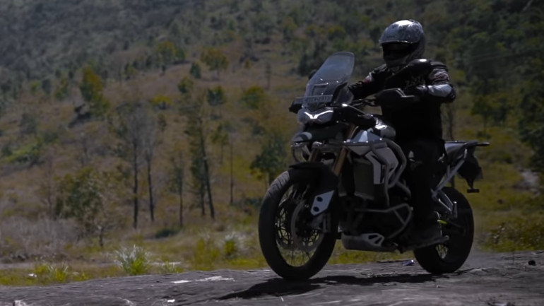 Με το Tiger 900 Rally στα βουνά της Ινδίας.