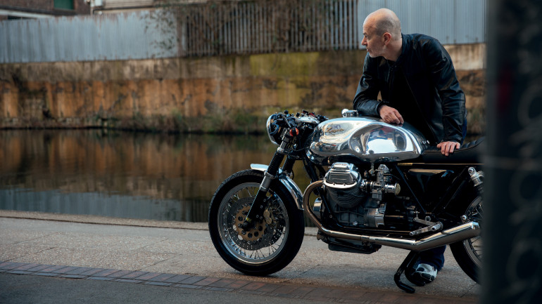 Ο Mat Oxtley είναι διάσημος δημοσιογράφος μοτοσικλέτας και ειδικός στο MotoGP.