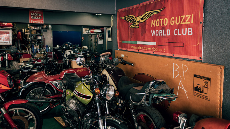 Δέκα διάσημοι περιγράφουν τη Moto Guzzi στο βιβλίο των 100 χρόνων