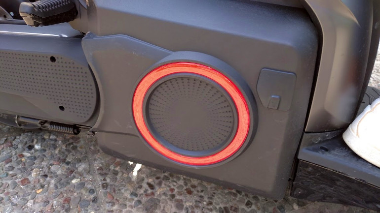 Όταν φορτίζεις το scooter ο κόκκινος δακτύλιος αναβοσβήνει κυκλικά!